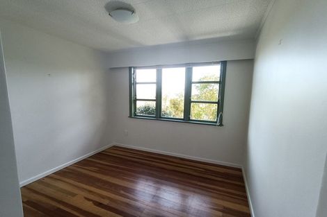 Photo of property in 29 Miles Crescent, Newlands, Wellington, 6037