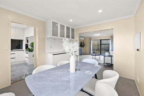 Photo of property in 2/20 Beach Road, Mellons Bay, Auckland, 2014