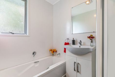 Photo of property in 18 Temuri Place, Glendene, Auckland, 0602