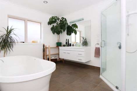 Photo of property in 4 Galea Grove, Kelvin Grove, Palmerston North, 4414