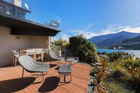 Photo of property in 17 Milward Place, Kelvin Heights, Queenstown, 9300