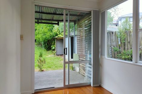 Photo of property in 25 Ellice Road, Totara Vale, Auckland, 0629