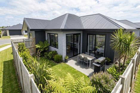 Photo of property in 17 Tukere Crescent, Kelvin Grove, 4470