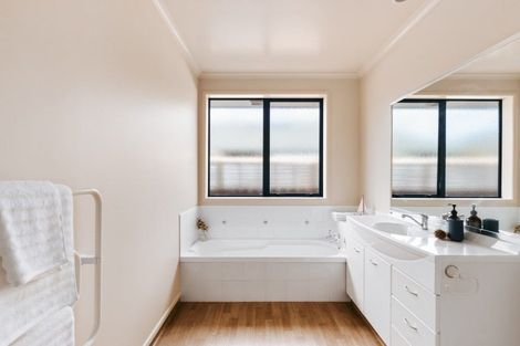 Photo of property in 25 Beachmere Place, Papamoa Beach, Papamoa, 3118