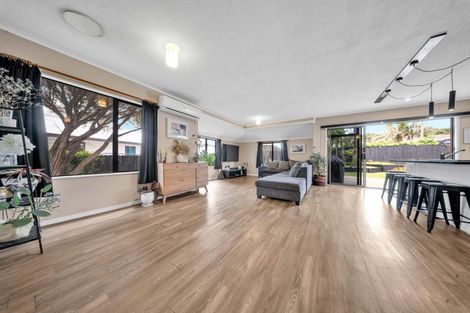 Photo of property in 5 Leven Lane, Totara Heights, Auckland, 2105