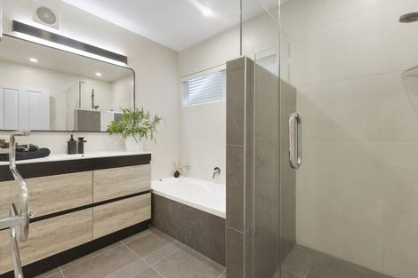 Photo of property in 49a The Esplanade, Eastern Beach, Auckland, 2012