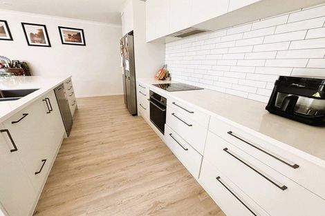 Photo of property in 19 Uatoto Road, Clarks Beach, 2122