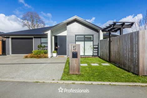 Photo of property in 5 Nikau Lane, Timberlea, Upper Hutt, 5018