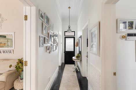 Photo of property in 32 Belt Road, Moturoa, New Plymouth, 4310