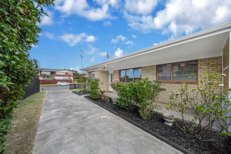 Photo of property in 1/52 Butterworth Drive, Glendene, Auckland, 0602
