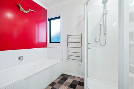 Photo of property in 3a Marchant Place, Westown, New Plymouth, 4310