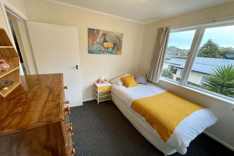 Photo of property in 7 Innes Way, Newlands, Wellington, 6037