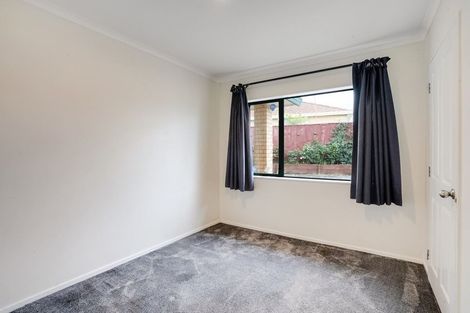 Photo of property in 17 Glenveagh Park Drive, Weymouth, Auckland, 2103
