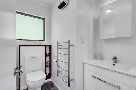 Photo of property in 31 Beaumont Crescent, Frankleigh Park, New Plymouth, 4310