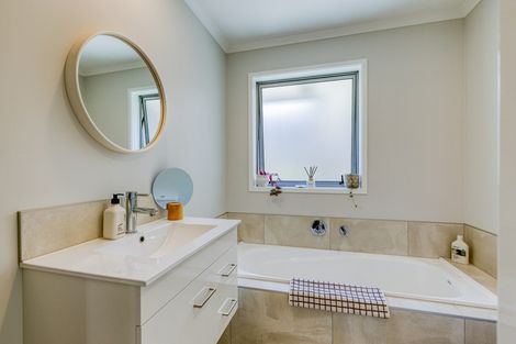 Photo of property in 5 Grenache Way, Kumeu, 0810