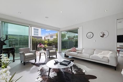 Photo of property in 19a Montgomery Avenue, Rothesay Bay, Auckland, 0630