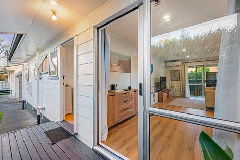 Photo of property in 92b Beach Road, Te Atatu Peninsula, Auckland, 0610