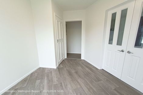 Photo of property in 35 Kenmore Street, Newlands, Wellington, 6037