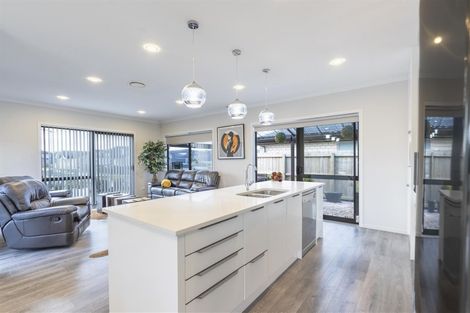 Photo of property in 15 Van Rixel Drive, Kumeu, 0810