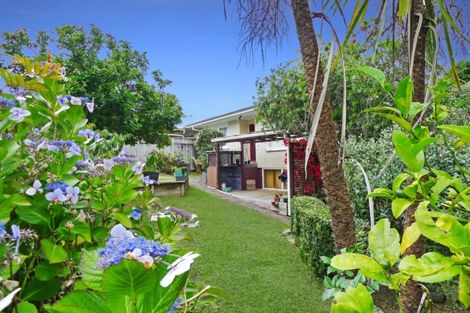 Photo of property in 2/33 Easton Parade, Glenfield, Auckland, 0629
