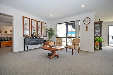 Photo of property in 17 Dumas Place, Rosehill, Papakura, 2113
