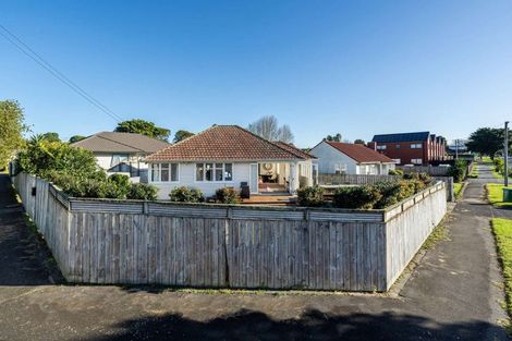 Photo of property in 25 Holland Avenue, Point England, Auckland, 1072