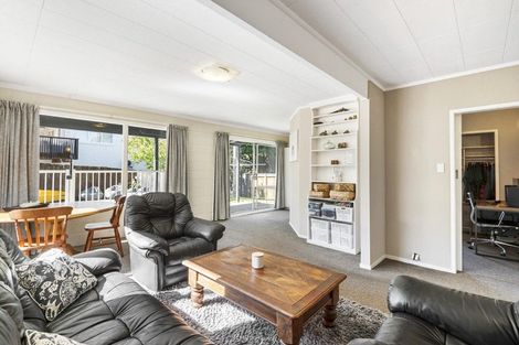 Photo of property in 26 Holdaway Avenue, Northcote, Auckland, 0627