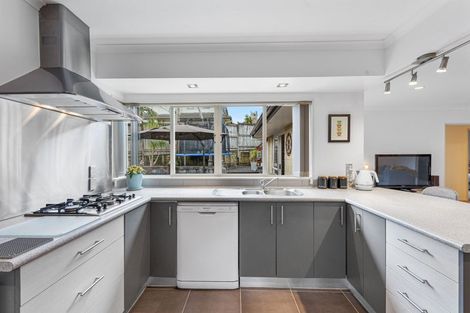 Photo of property in 16 Fernloche Place, Flat Bush, Auckland, 2016