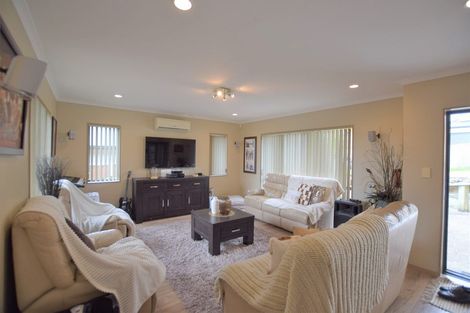 Photo of property in 24 View Ridge Drive, Ranui, Auckland, 0612