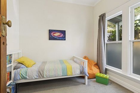 Photo of property in 33 Edinburgh Terrace, Berhampore, Wellington, 6023