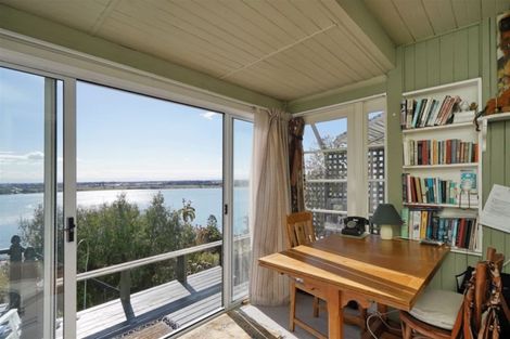 Photo of property in 23 The Brae, Mount Pleasant, Christchurch, 8081