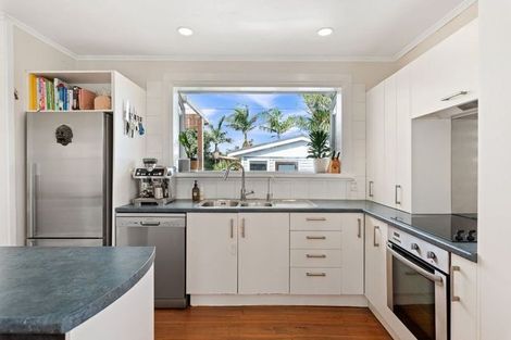 Photo of property in 10 Edgerton Road, Te Atatu Peninsula, Auckland, 0610