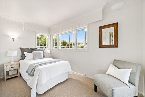 Photo of property in 30 Fairfax Avenue, Northcote, Auckland, 0627