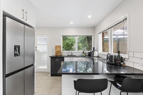 Photo of property in 2/30 Diana Drive, Glenfield, Auckland, 0627