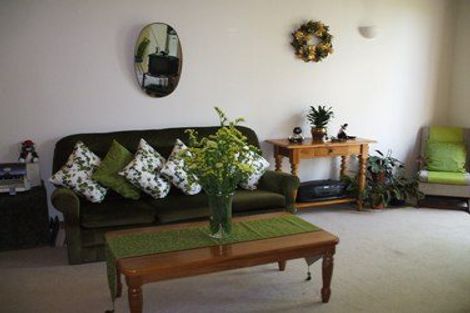 Photo of property in 30 Highgrove Lane, Totara Vale, Auckland, 0632