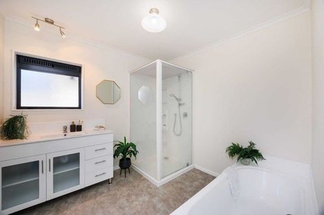 Photo of property in 2 Pinedale Parade, Milson, Palmerston North, 4414