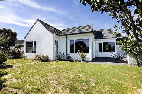 Photo of property in 1 Larsen Place, Merrilands, New Plymouth, 4312