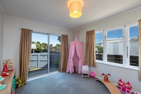 Photo of property in 2 Kapiti Crescent, Titahi Bay, Porirua, 5022