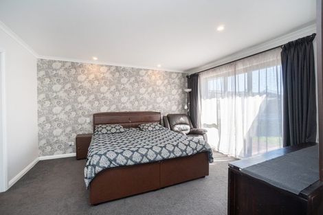 Photo of property in 5 Mediterranean Grove, Fitzherbert, Palmerston North, 4410