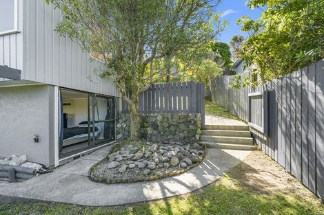 Photo of property in 9 Salford Street, Newlands, Wellington, 6037
