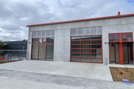 Photo of property in 1 Ara Paiwhenua, Tawa, Wellington, 5028