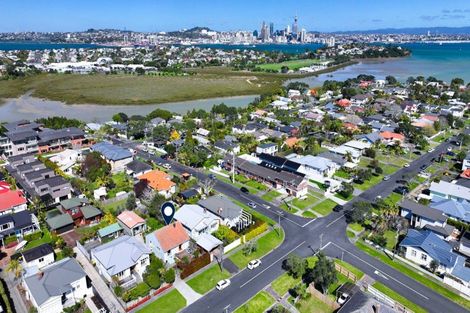 Photo of property in 33 Aramoana Avenue, Devonport, Auckland, 0624