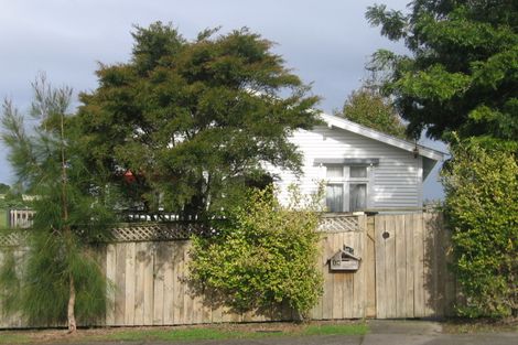 Photo of property in 14 Lincoln Park Avenue, Massey, Auckland, 0614