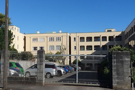 Photo of property in Devonport Apartments, 31/127 Saint Aubyn Street, New Plymouth, 4310