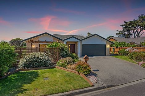 Photo of property in 27 Quadrant Heights, Paraparaumu, 5032