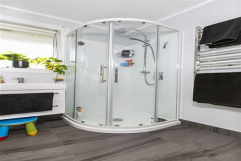 Photo of property in 100 Kitchener Road, Waiuku, 2123