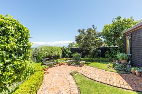 Photo of property in 12 Busby Hill, Havelock North, 4130