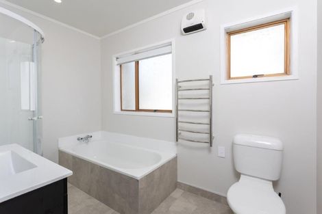 Photo of property in 1/32 Shanaway Rise, Hillcrest, Auckland, 0627