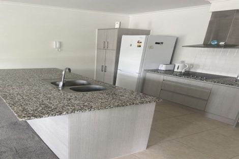 Photo of property in 1/11 Carlos Drive, Flat Bush, Auckland, 2016