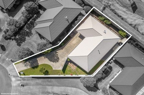 Photo of property in 15 Balmerino Grove, Waikanae, 5036